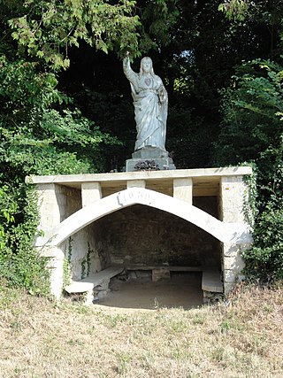 Ploisy (Aisne) statue sacré Coeur sur abri.JPG