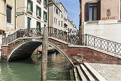 Ponte de la Fava reliant campo de l'église éponyme et Calle dei Stagneri