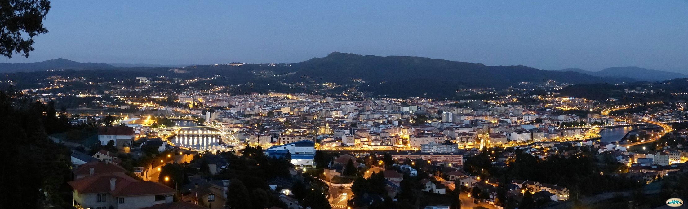 Vista noturna parcial da cidade a partir de A Caeira