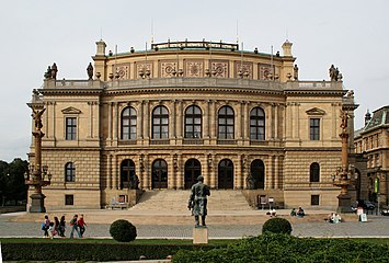 A prágai Rudolfinum homlokzata