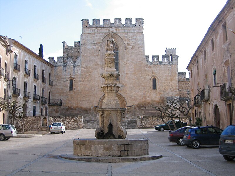File:Puerta principal del Monasterio de Santes Creus.jpg