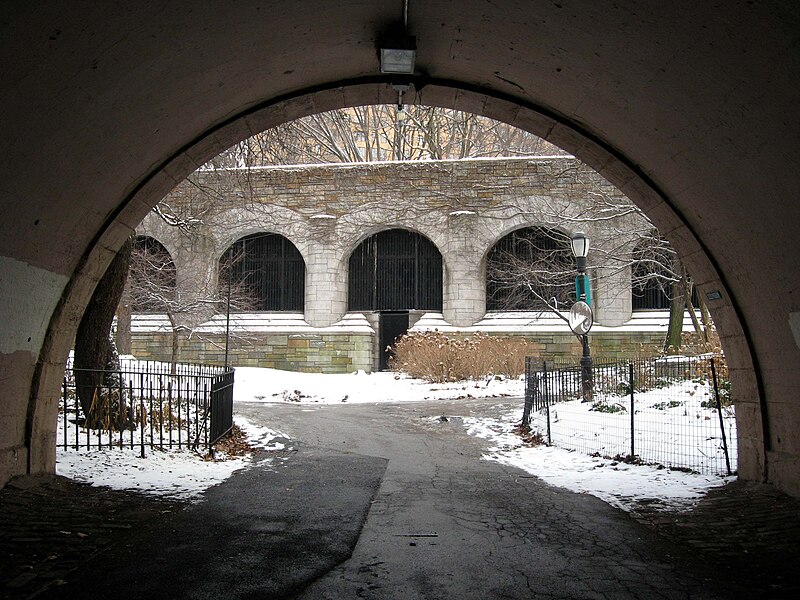 File:Rail entry W82 St snowy jeh.JPG