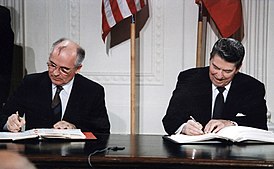 De Amerikaanse president Reagan en de secretaris-generaal van het CPSU-Centraal Comité Gorbatsjov ondertekenen het INF-verdrag in de oostelijke kamer van het Witte Huis.