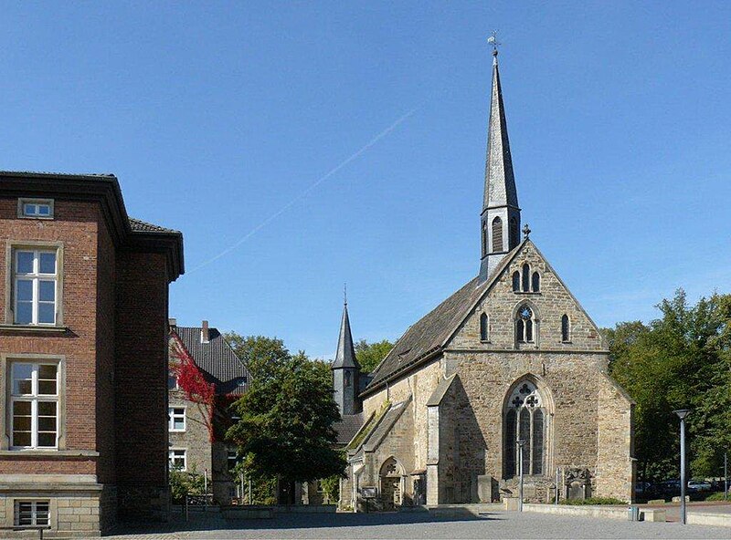 File:Rinteln, Kollegienplatz mit ev.-ref. Jakobikirche.JPG