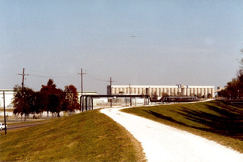 File:River Road Louisiana Levee 1992.jpg