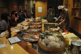 Table-irori de maître robatayaki (en) japonais