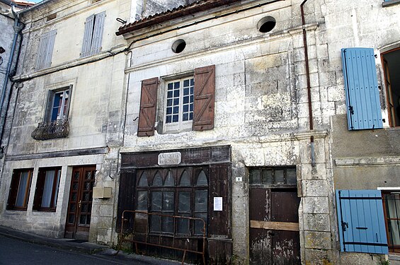 Magasin abandonné à La Rochebeaucourt, Dordogne, France