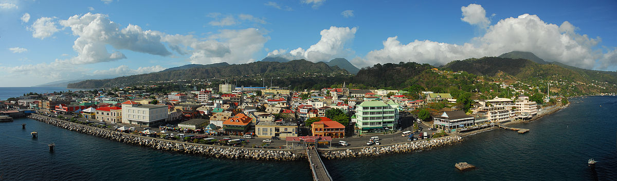 Panorama de Roseau desde o barco Cruise.