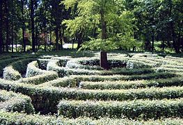 Labyrinthe végétal dans le « jardin anglais » du parc Schönbusch, à Aschaffenbourg (Allemagne).