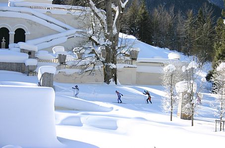 Langlaufers bij het passeren van Schloß Linderhof