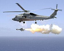 Un elicottero SH-60B Sea Hawk lancia un missile AGM-119 Penguin. Il missile è spinto dalla forza del getto del motore a reazione.