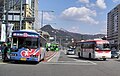 Meeting two city bus services at Gwanghwamun Station. The left one is Seoul City Tour's Hyundai AeroCity on downtown course, and the right one is Myungsung Transportation's Daewoo BH 116 Royal Luxury on seater bus route 1000. ソウルシティツアーバス都心循環コースの現代エアロシティ（左）と明成（ミョンスン）運輸の大宇BH116ロイヤルラグジャリーの１０００番座席バス（右）。光化門（クヮンファムン）駅にて。