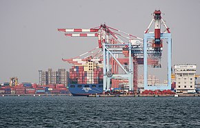 Kaohsiung limanında bir konteyner gemisinin boşaltılması