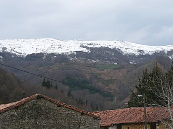 Vista parcial desde Luena do Mediajo Frío [es] (ou Miyaju Altu em cântabro), na serra do Escudo