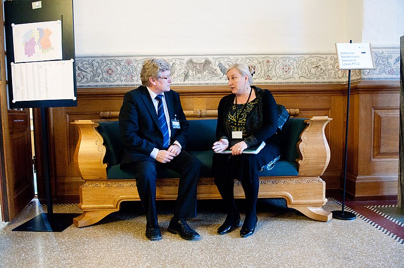File:Simo Rundgren (cent) Finland och Ewa Bjorling, Sveriges samarabetsminister. Nordiska radets session 2011 i Kopenhamn.jpg