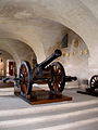 Expozícia historických zbraní v tzv. arkádovej chodbe.