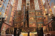 English: The Wit Stwosz Altar in St. Mary's Church, Kraków. A nun opens the altar.