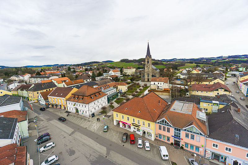 File:Stadtzentrum Pregarten.jpg