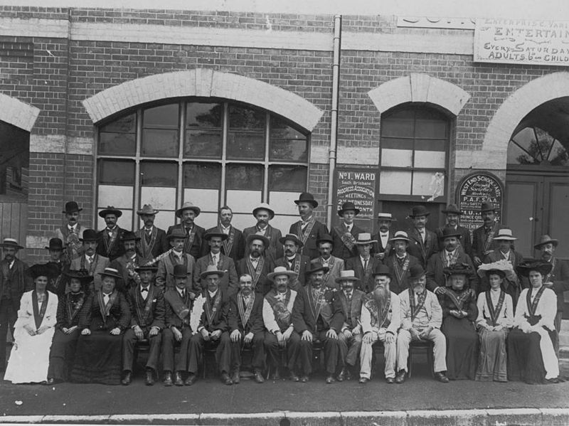 File:StateLibQld 1 103598 Unidentified group outside West End School of Arts in Boundary Street, ca. 1904.jpg