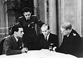 Müller (stående) i en pressesamtale med Vidkun Quisling (t.h.)