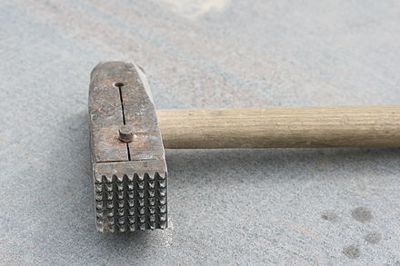 Hand-driven bush hammer