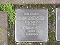 der Stolperstein für Sara Rosenstein vor dem Haus Josef-Kohlschein-Straße 30 in Warburg