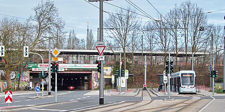 Straßenbahnhaltestelle vor dem Haltepunkt Bochum Langendreer