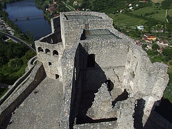 Le château de Strečno et le Váh dans la région de Žilina, en Slovaquie. (définition réelle 2 372 × 1 779)