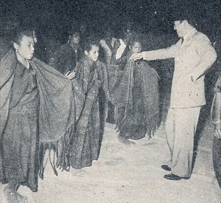 Fail:Sukarno with dancers in Ende, Flores, Bung Karno Penjambung Lidah Rakjat 245.jpg