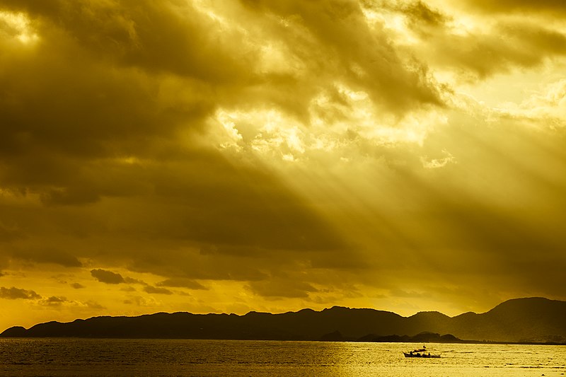 File:Sunrays in palaui.jpg