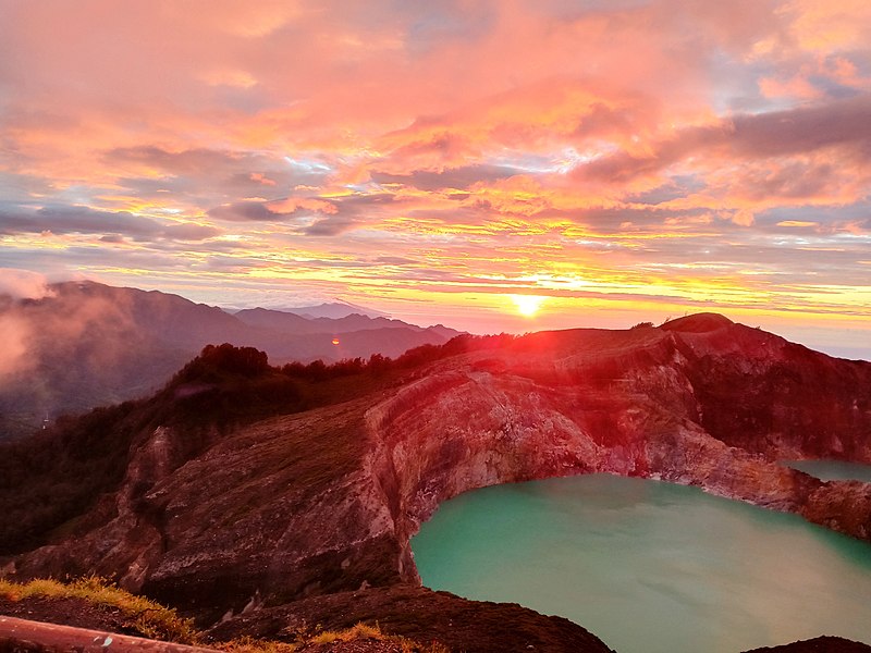 File:Sunrise Danau Kelimutu.jpg