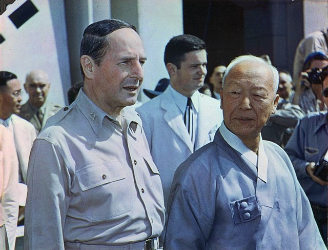 Li Szin Man (elől jobbra) és Douglas MacArthur tábornok 1948-ban