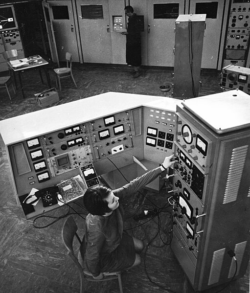 File:Szigetszentmiklós 1968, a lakihegyi új 300 kW-os adóberendezés mérése. Fortepan 56106.jpg