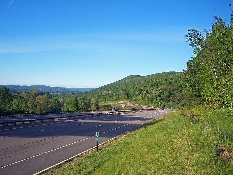 File:Taconic State Parkway view at Miller Hill Road exit, East Fishkill, NY.jpg