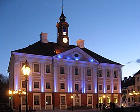 Tartu, osvětlená radnice.jpg