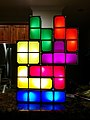 Lampe allumée, composée de blocs de couleurs rappelant les tétriminos.