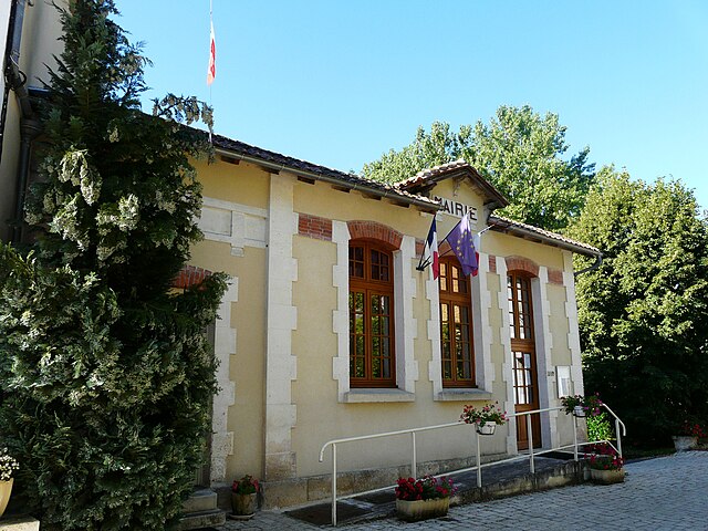 File:Teyjat mairie.JPG