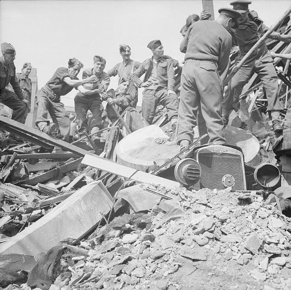 troops of 9th Battalion, The Hampshire Regiment, helping to clear bomb damage in Hull.