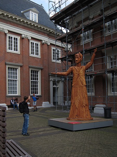 File:The yard of Amsterdam Museum (14994381950).jpg