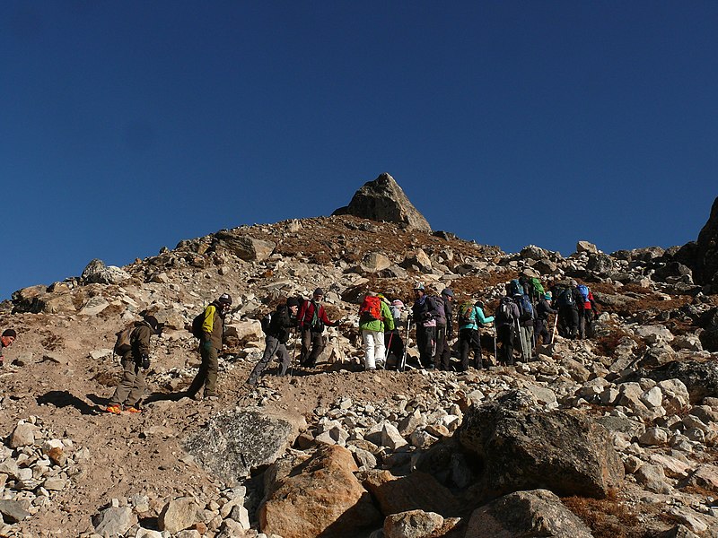 File:Trekkers on the way to Everest Base Camp.jpg