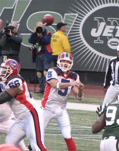 Trent Edwards passes the ball in a 2007 game against the New York Jets.