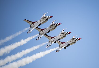 “Thunderbirds” da Força Aérea dos Estados Unidos realizam a manobra echelon pass in review durante o show aéreo Wings over Pittsburgh, em 13 de maio de 2017, em Coraopolis, Pensilvânia. O Esquadrão de Demonstração Aérea da Força Aérea dos Estados Unidos está alocado na Base Aérea de Nellis, Nevada. Criados há 71 anos, em 1953, os Thunderbirds são a terceira equipe acrobática de voo formal (com o mesmo nome) mais antiga do mundo, depois da Patrouille de France da Força Aérea Francesa, formada em 1931, e dos Blue Angels da Marinha dos Estados Unidos, formados em 1946. (definição 4 059 × 2 810)