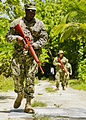 Soldat der U.S. Navy mit einer „Red Gun“ (Nachbildung einer M16)