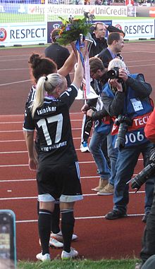 Siegtorschützin Mandy Islacker mit dem Pokal nach dem Gewinn der Champions League 2014/15