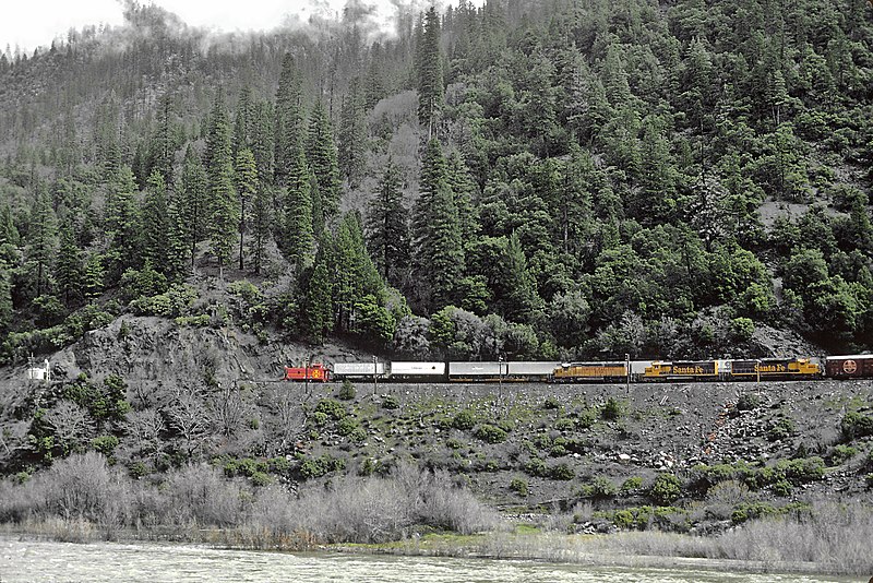 File:UP 3172 with a Santa Fe detoured train in Feather River Canyon in March 1983 (28780986006).jpg