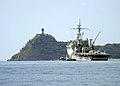 A szobor a tenger felől, előtte egy amerikai helikopterhordozó hadihajó