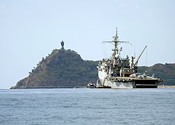 Estátua vista do mar