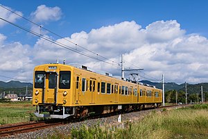 宇部線を走行する105系電車（2022年10月 上嘉川駅 - 深溝駅間）