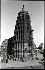 Le Udayeshvara, Udaipur, Madhya Pradesh. Paramara, 3e quart XIe siècle. Grès rouge[16]