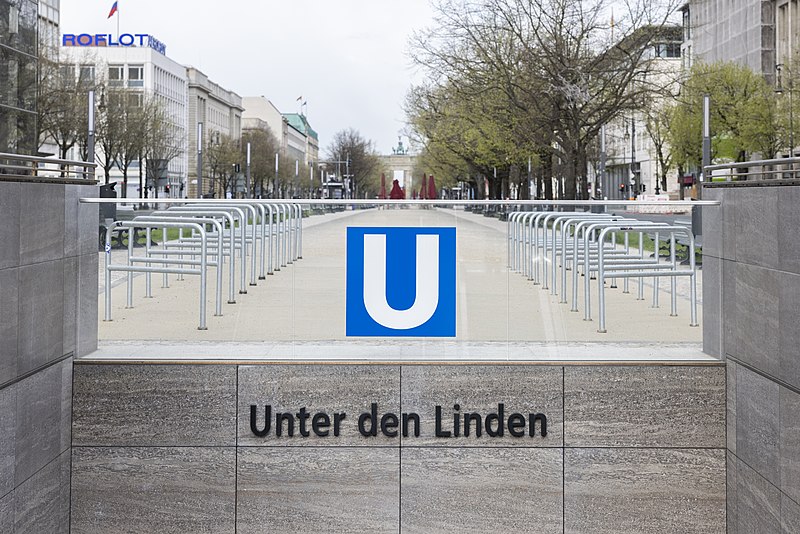 File:Unter den linden ubahn station 2.jpg